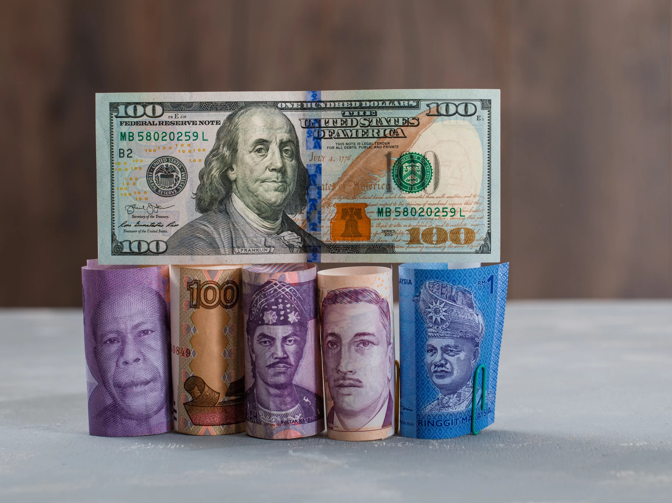 Uang Cash Ingin-Traveling-Keluar-Negeri-Ini-5-Hal-yang-Wajib-Kalian-Bawa-Uang-Cash