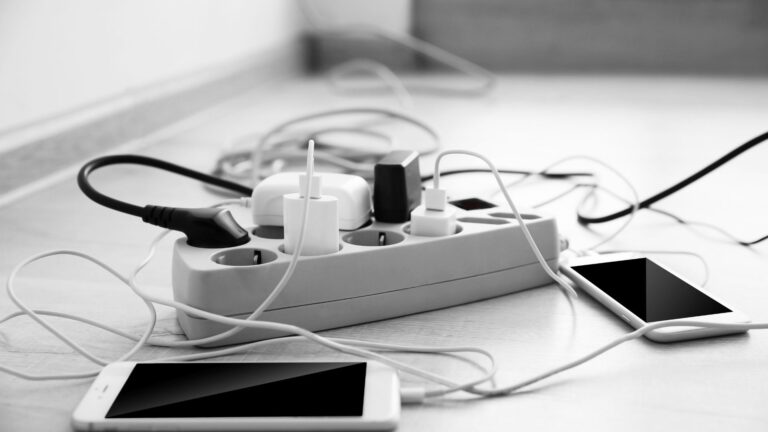 Mudah tapi Sering Disepelekan: Manfaat Mencabut Charger ketika Sudah Tidak Digunakan