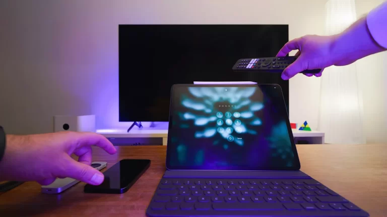 Cara Menyambungkan Laptop ke TV dengan Kabel & Nirkabel